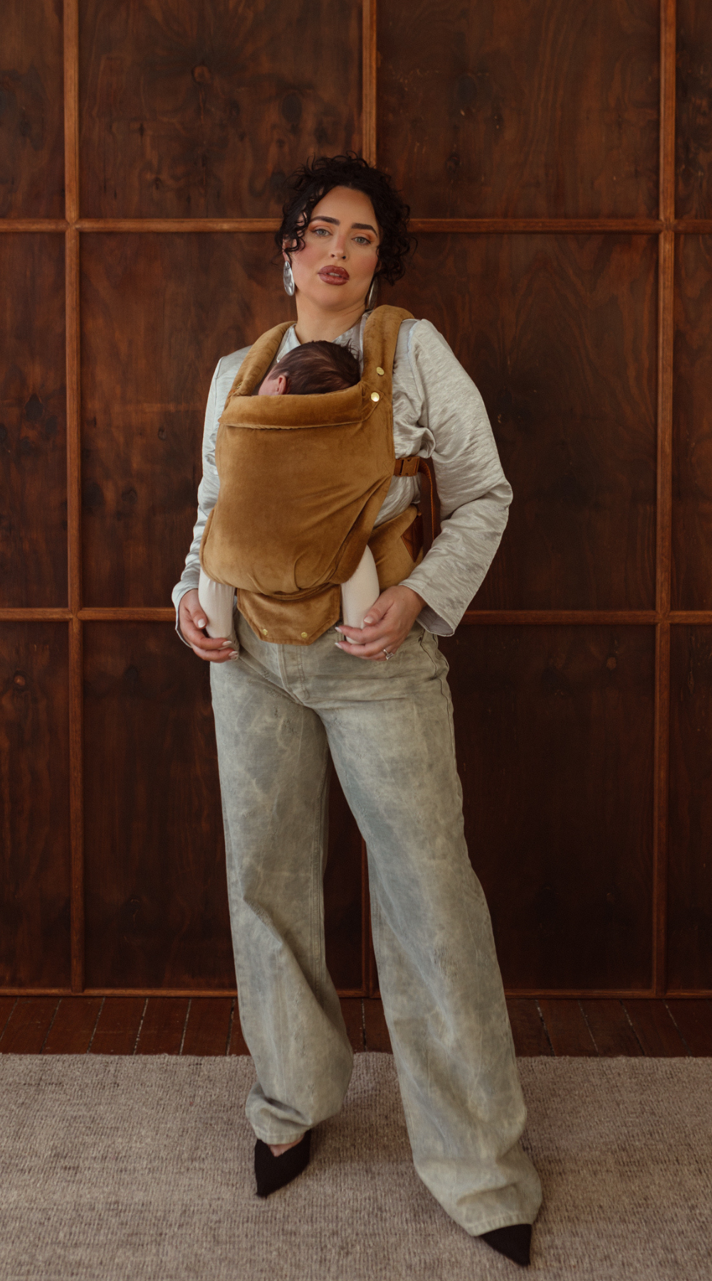 Discover comfort and convenience with our Cyrus Velvet Baby Carrier. Crafted for both style and functionality, it ensures ergonomic support for your little one while keeping you hands-free. Perfect for busy parents on the go, whether exploring the outdoors or tackling daily errands.