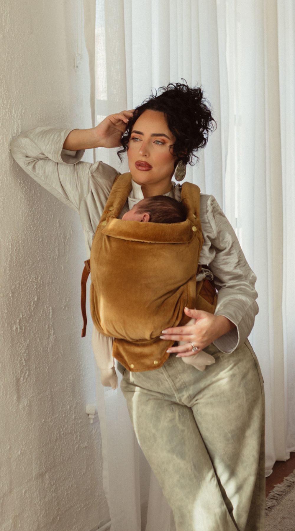 Comfortable baby carrier made from 100% cotton velvet for a breathable and lightweight babywearing experience. Shop the Cyrus Velvet Clip Carrier 2.0 online at Chekoh Baby