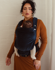 Mama Brittany wears the Luna Velvet Clip Carrier 2.0 in a beautiful studio setting. The rich blue tones compliment any wardrobe and streamlined padding make for a comfortable and sleek fit.