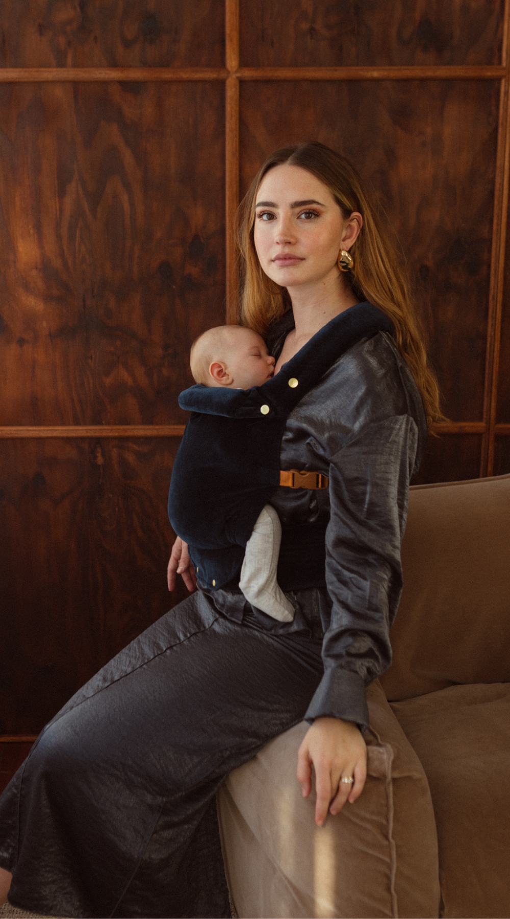 Hands free babywearing with Chekoh Baby in the Luna Velvet Clip Carrier. A rich blue 100% cotton velvet Carrier made to keep your little one close and comfortable. Great for travel and everyday use.