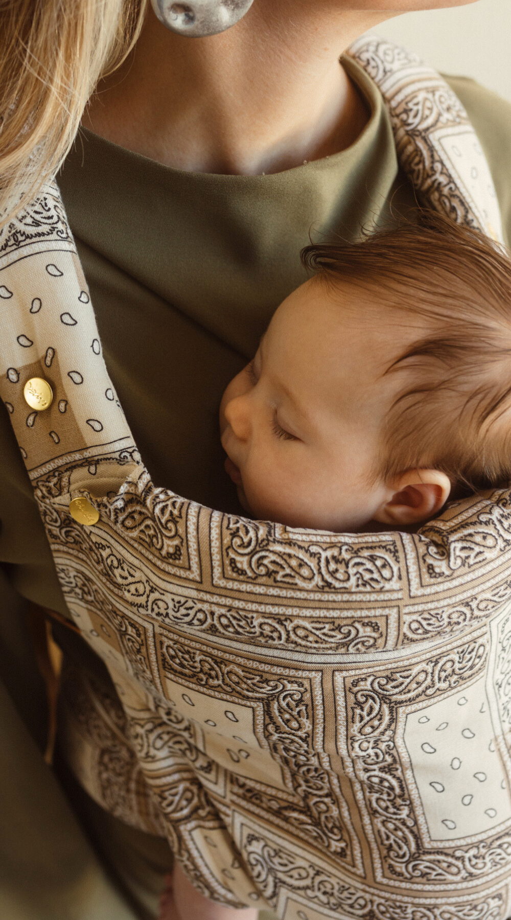 Close up details of the new and limited edition Bandana Clip Carrier 2.0 by Chekoh Baby. A neutral print of paisley and bandana check, perfect pop of fun for any mama's wardrobe.